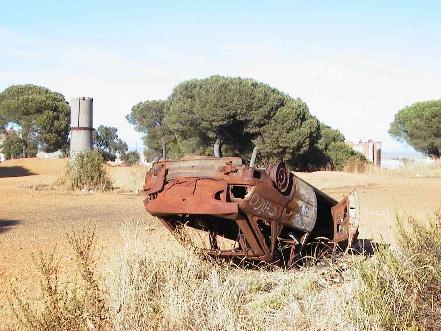 Coche quemado y volcado (2003)