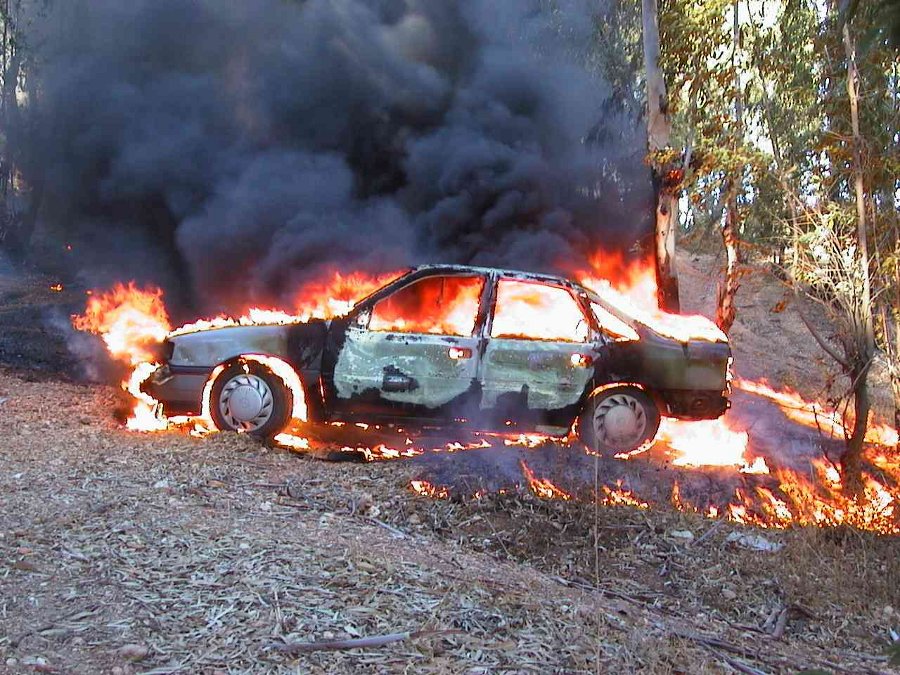 Coche ardiendo (2003, foto 2)