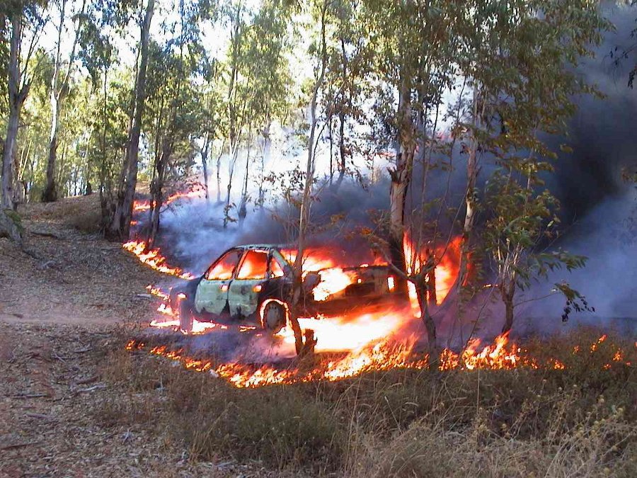 Coche ardiendo (2003, foto 3)