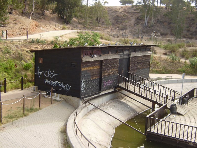 Destrozos en la caseta de la laguna del Parque Moret